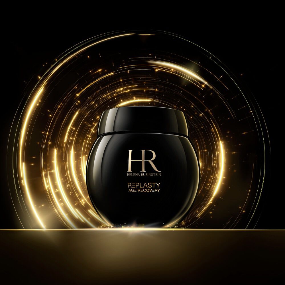 Ein einzelner schwarzer Helena Rubinstein Re-Plasty Age Recovery Cremetiegel, hervorgehoben durch goldene Lichtspuren auf dunklem Hintergrund.