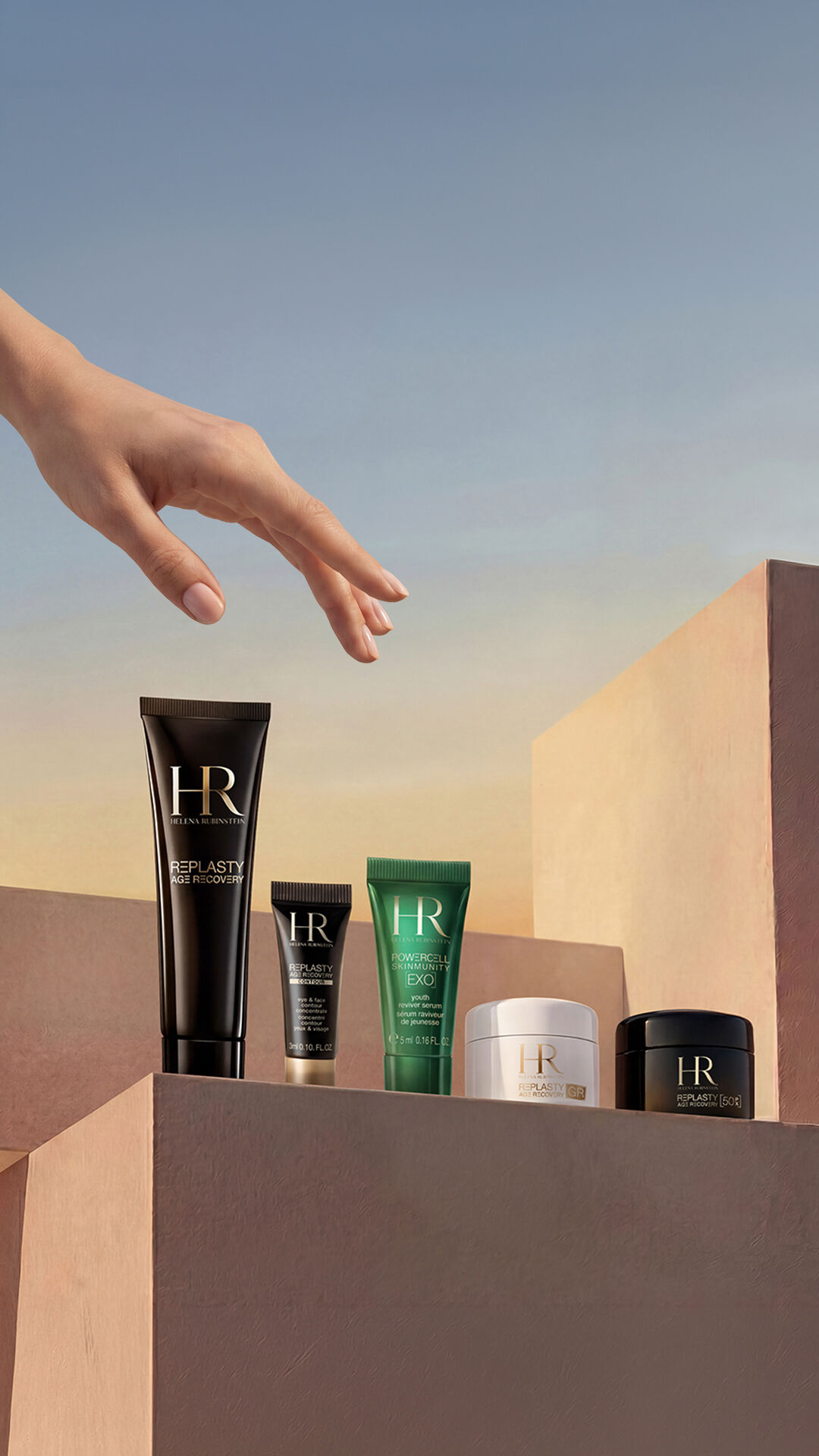 Eine elegante Hand schwebt uber einer Auswahl von Pflegeprodukten der Serien Replasty und Powercell, die auf geometrischen Podesten in Nude- und Puder-Tonen vor einem klaren Abendhimmel angeordnet sind.