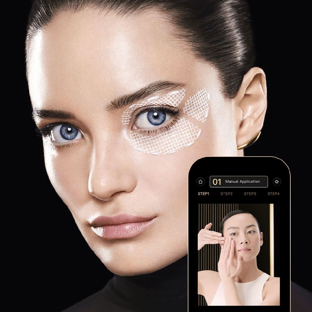 Nahaufnahme eines Frauengesichts mit Augenpads. Ein Telefon zeigt ein Tutorial an.