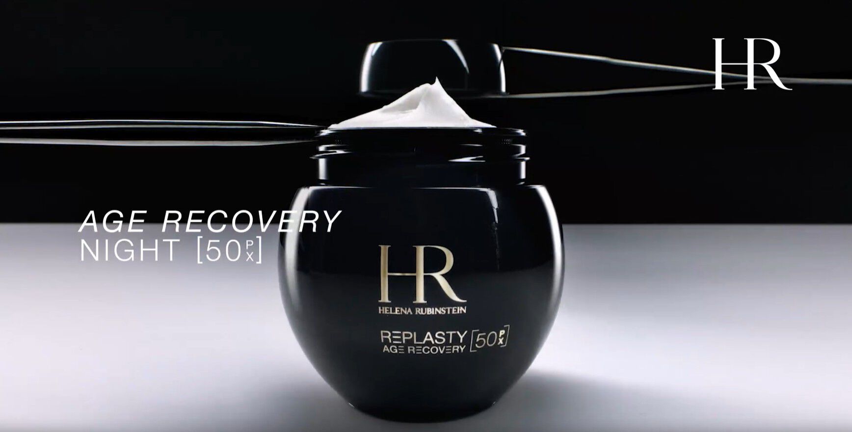 Video des neuen nachfullbaren Helena Rubinstein Re-Plasty Age Recovery [50PX] Tiegels, geoffnet mit sichtbarer Creme im Inneren, prasentiert vor einem dunklen Hintergrund.​