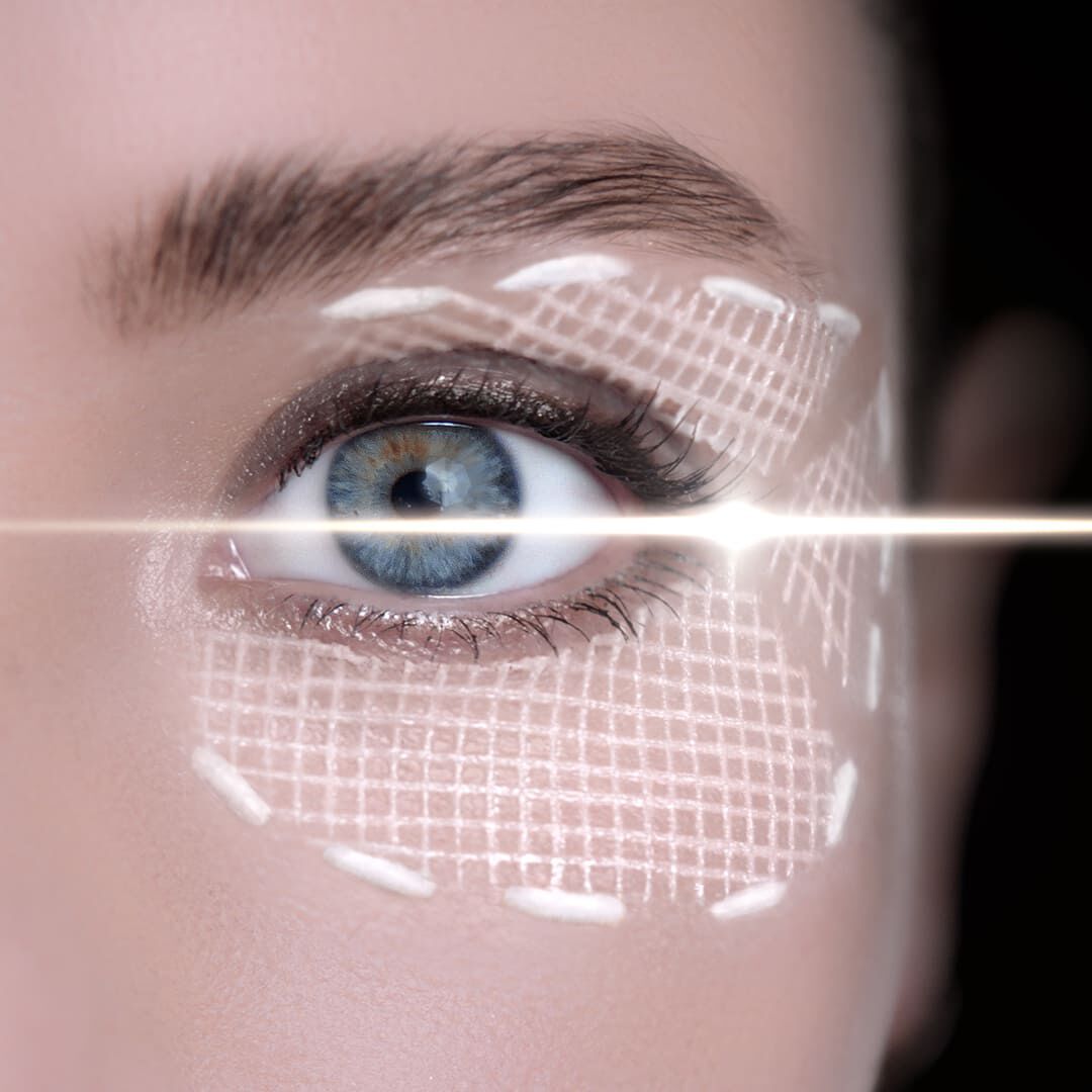 Makroaufnahme des Auges eines Models fur Helena Rubinstein, mit einem futuristischen „Bandagen“-Textur-Overlay und einem laserahnlichen Strahl, um die Prazision der Replasty Age Recovery Augenpflege bei der Neugestaltung der Augenkontur zu demonstrieren.