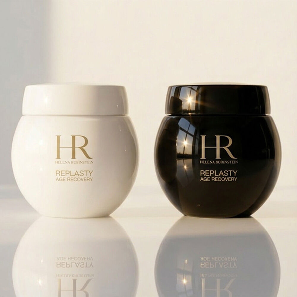 Replasty Age Recovery Day Tiegel in einem cremeweißen Texturwirbel.​