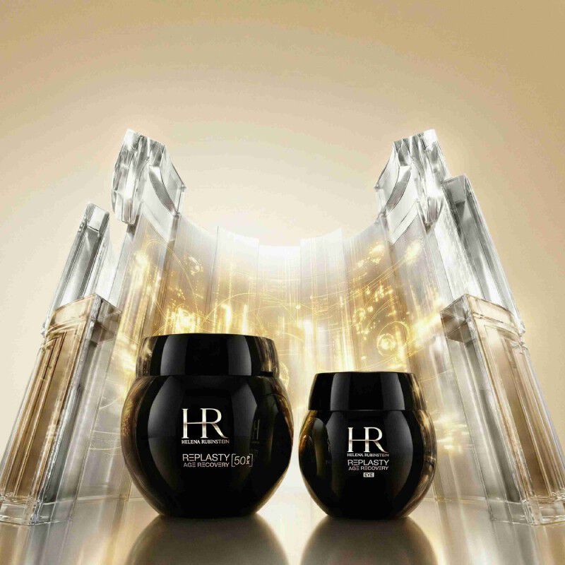 Helena Rubinstein Replasty Tiegel vor leuchtendem Glas-Hintergrund.​