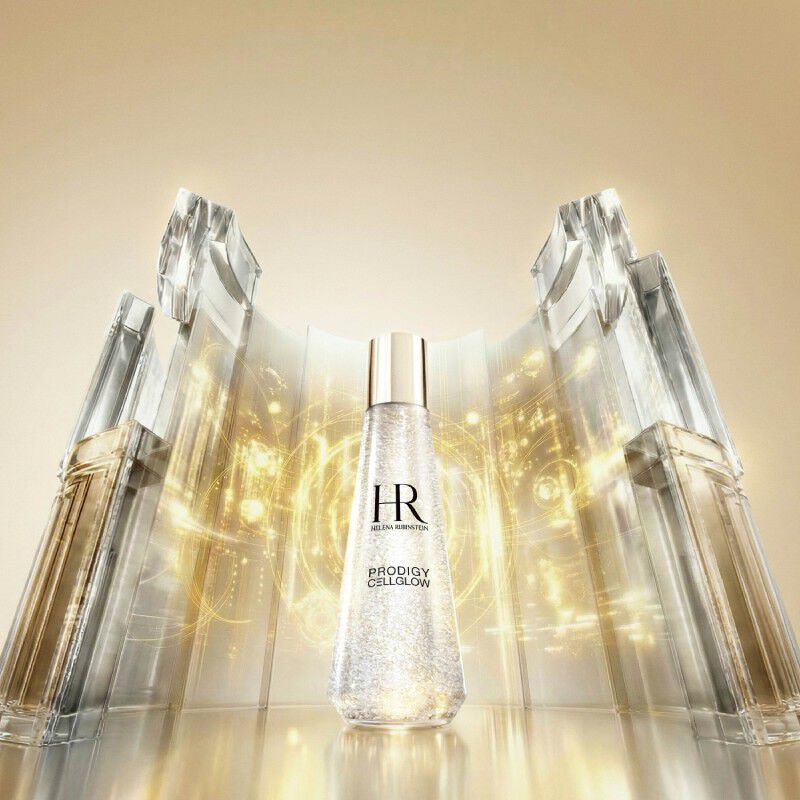 Helena Rubinstein Cellglow Tiegel vor leuchtendem Glas-Hintergrund.​