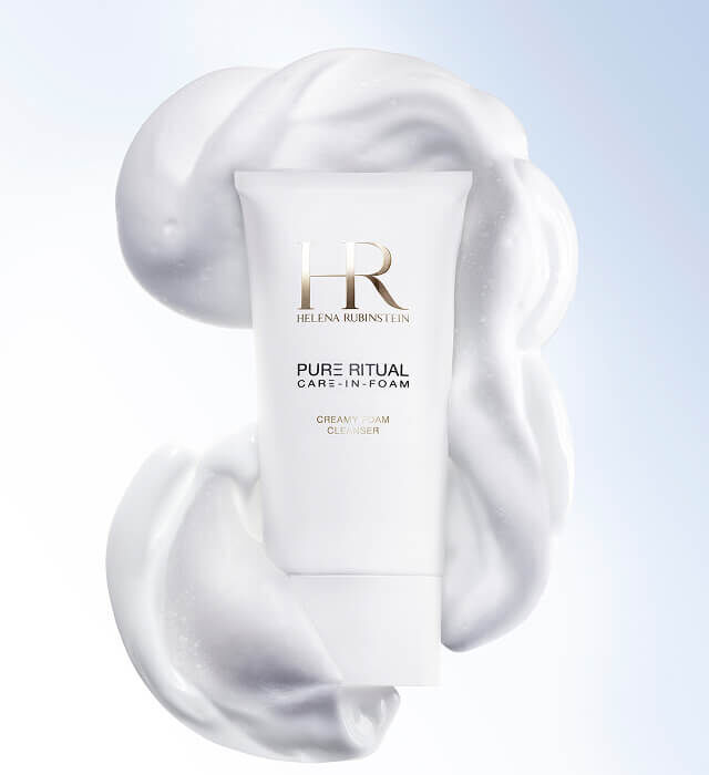 Helena Rubinstein Pure Ritual Care-in-Foam in der Tube, umgeben von seiner dichten, seidigen Textur, die sich von Creme zu Schaum verwandelt.