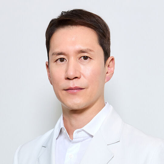 Portrat von Dr. Hong, fuhrender Dermatologe an der hus,hu-Klinik und Partner von Helena Rubinstein.