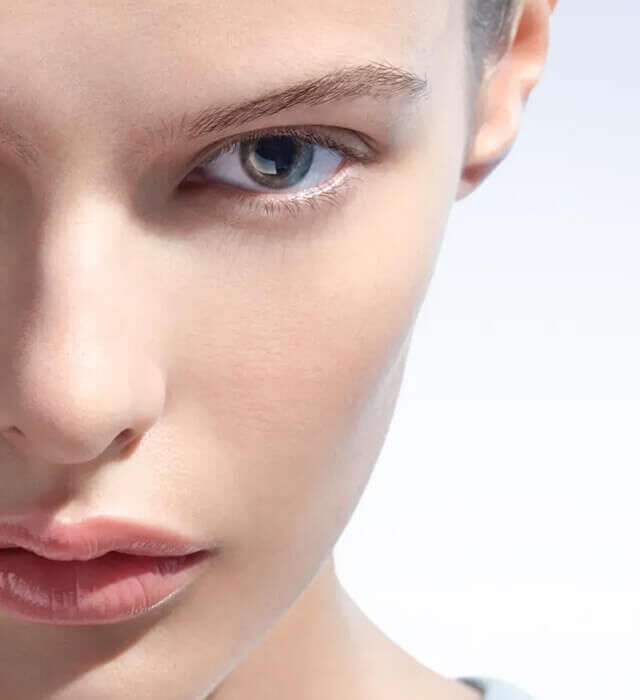 Model mit reiner Haut, das die Vorteile von „Pure Ritual“ veranschaulicht: Es entfernt Schadstoffe, starkt die Hautbarriere und stellt das Gleichgewicht wieder her.