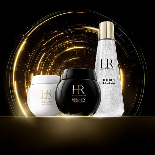 Helena Rubinstein Re-Plasty Age Recovery Cremes (schwarze und weiße Tiegel) und eine Prodigy Cellglow Flasche, vor einem Hintergrund aus funkelndem goldenem Licht auf Schwarz.