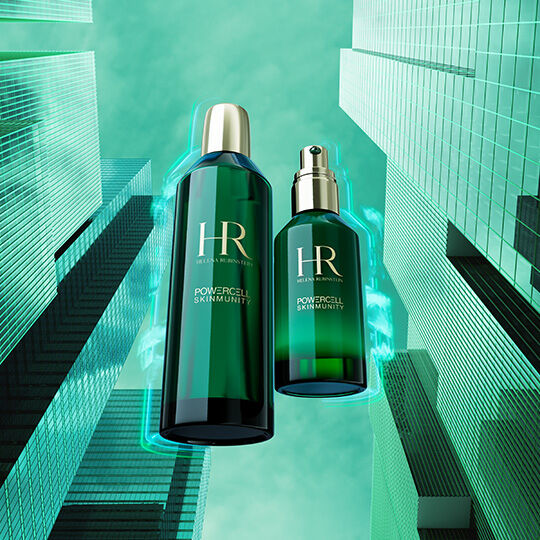 Tauchen Sie ein in Helena Rubinsteins Innovation mit Powercell Skinmunity. Zwei smaragdgrune Flaschen, Wachter der Hautimmunitat, erheben sich uber einer futuristischen Metropole und versprechen Ihrer Haut Kraft und Strahlkraft.