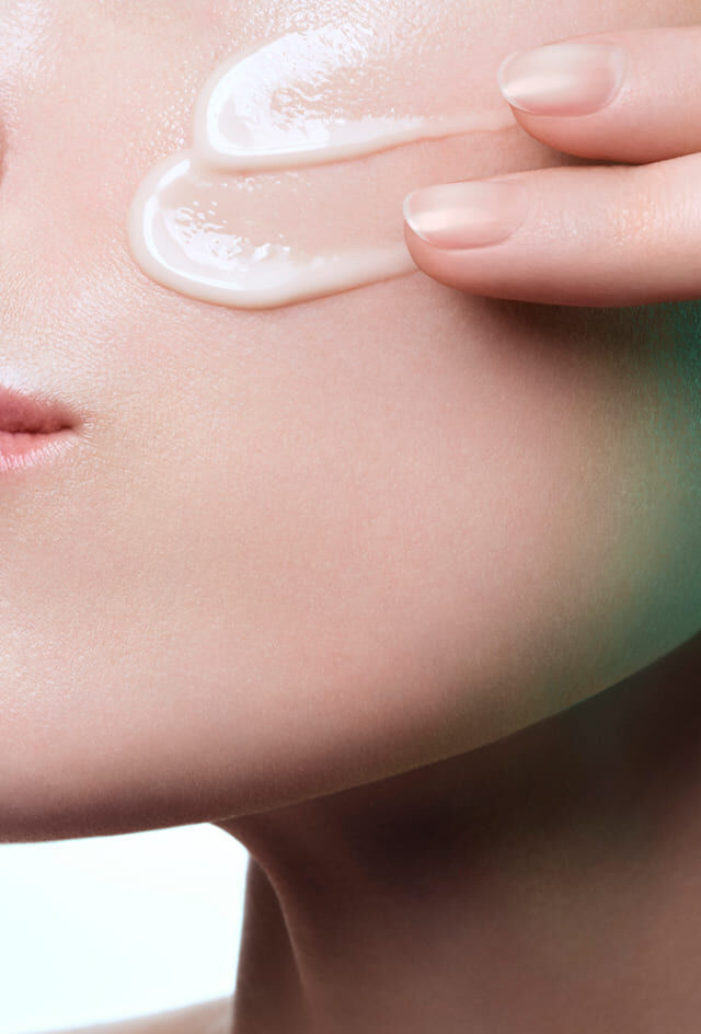 Tragen Sie das Powercell Skinmunity [EXO] Serum mit seiner leichten Textur auf die Wange auf, damit es sofort einzieht.