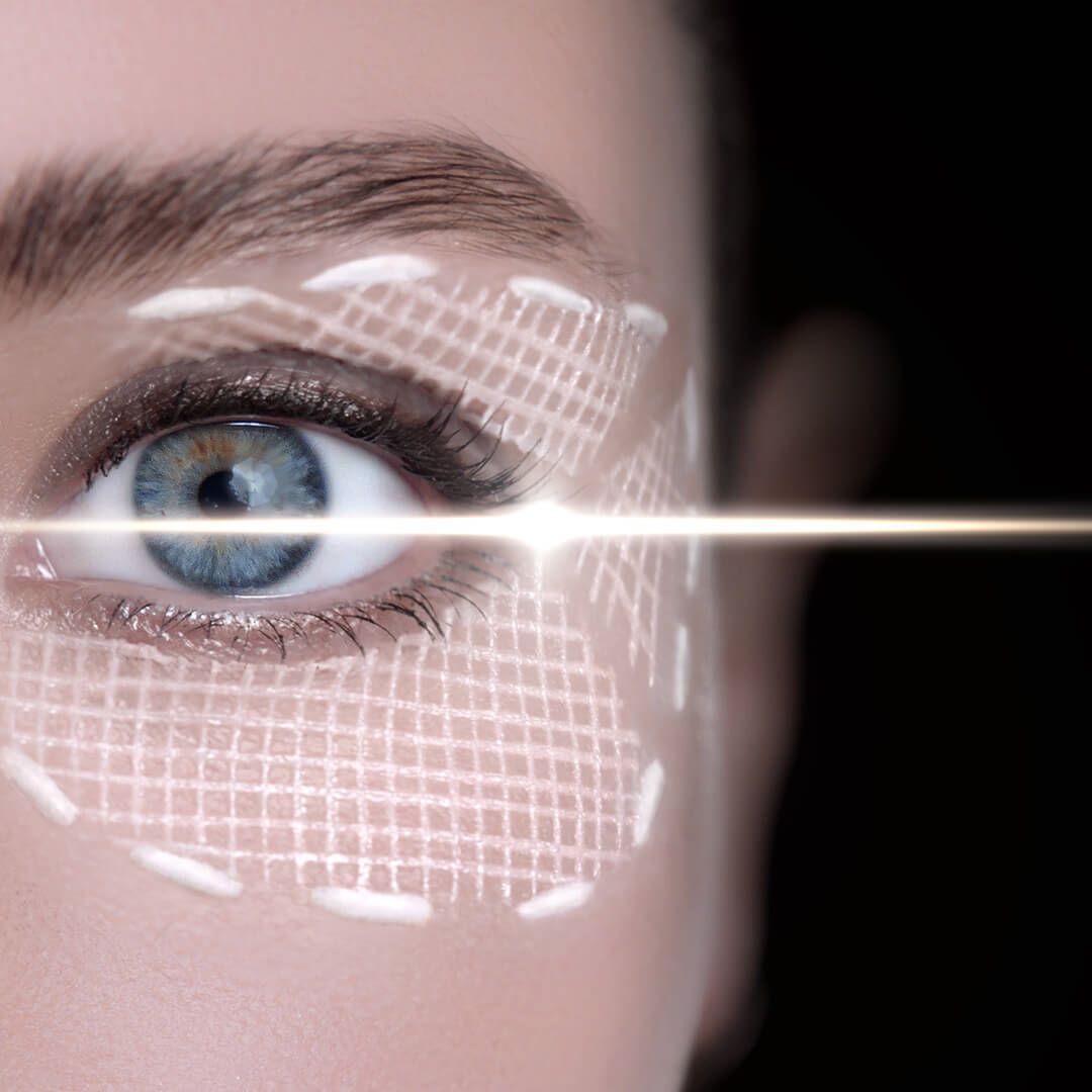 Nahaufnahme eines Auges, mit einem Gittermuster und einem Lichtstrahl.