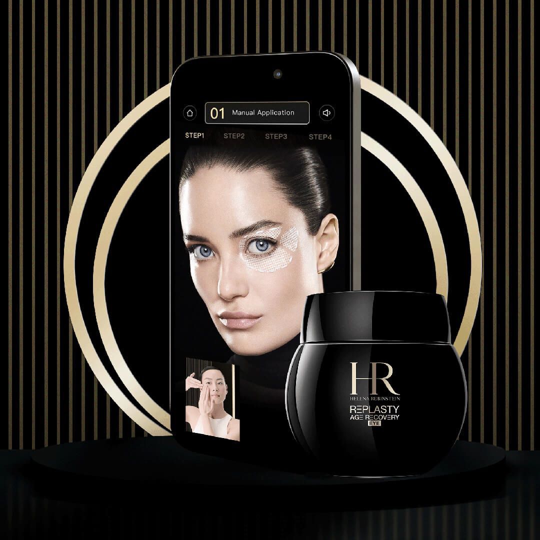Helena Rubinstein Tiegel und Smartphone mit einem Augentutorial mit Patches.
