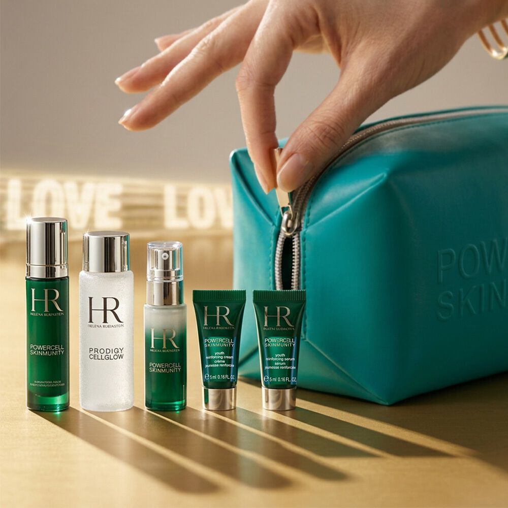 Helena Rubinstein Set und weiße Tasche unter Blauregen.​